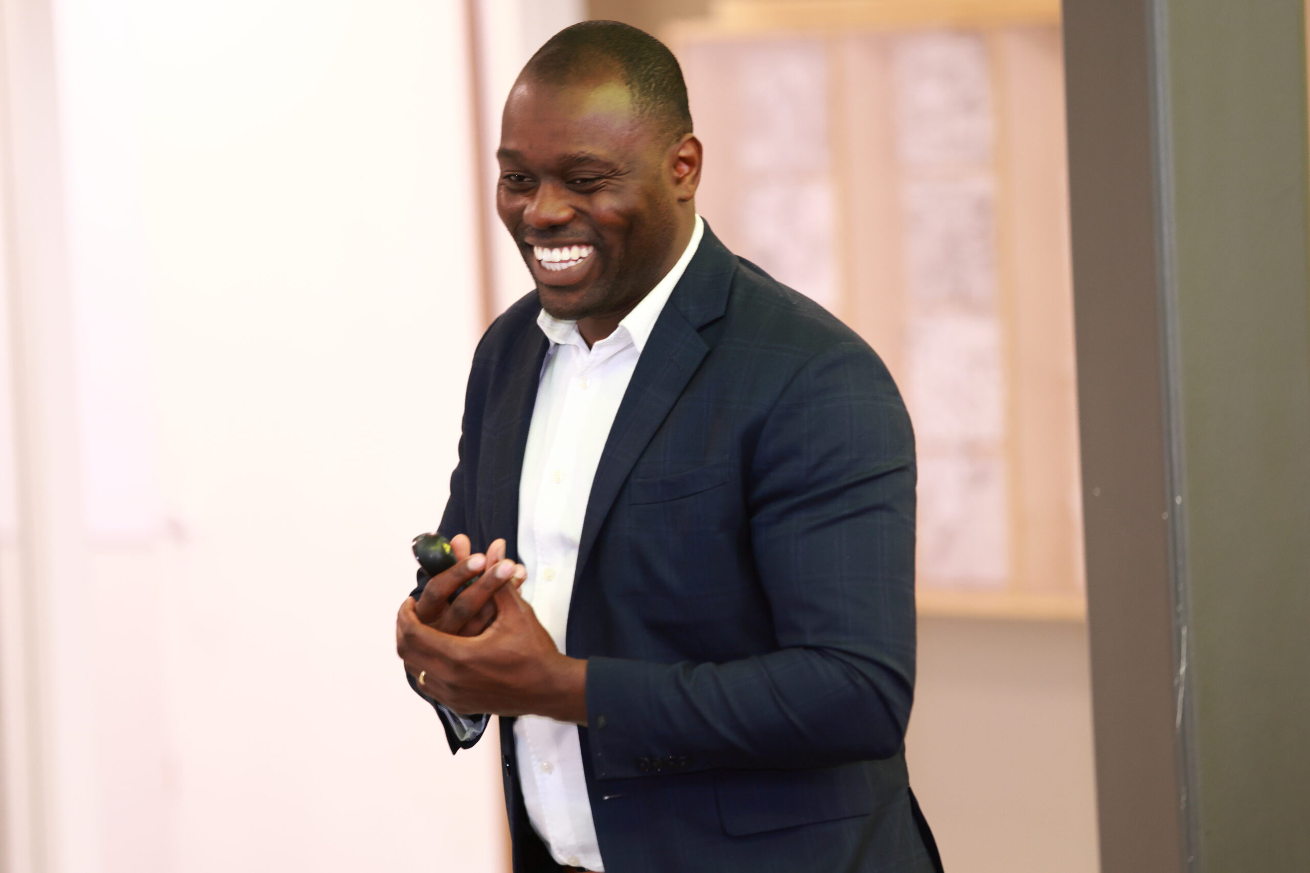 Lezing cultuursensitief werken in het onderwijs door Andy Oppong tijdens een studiedag.