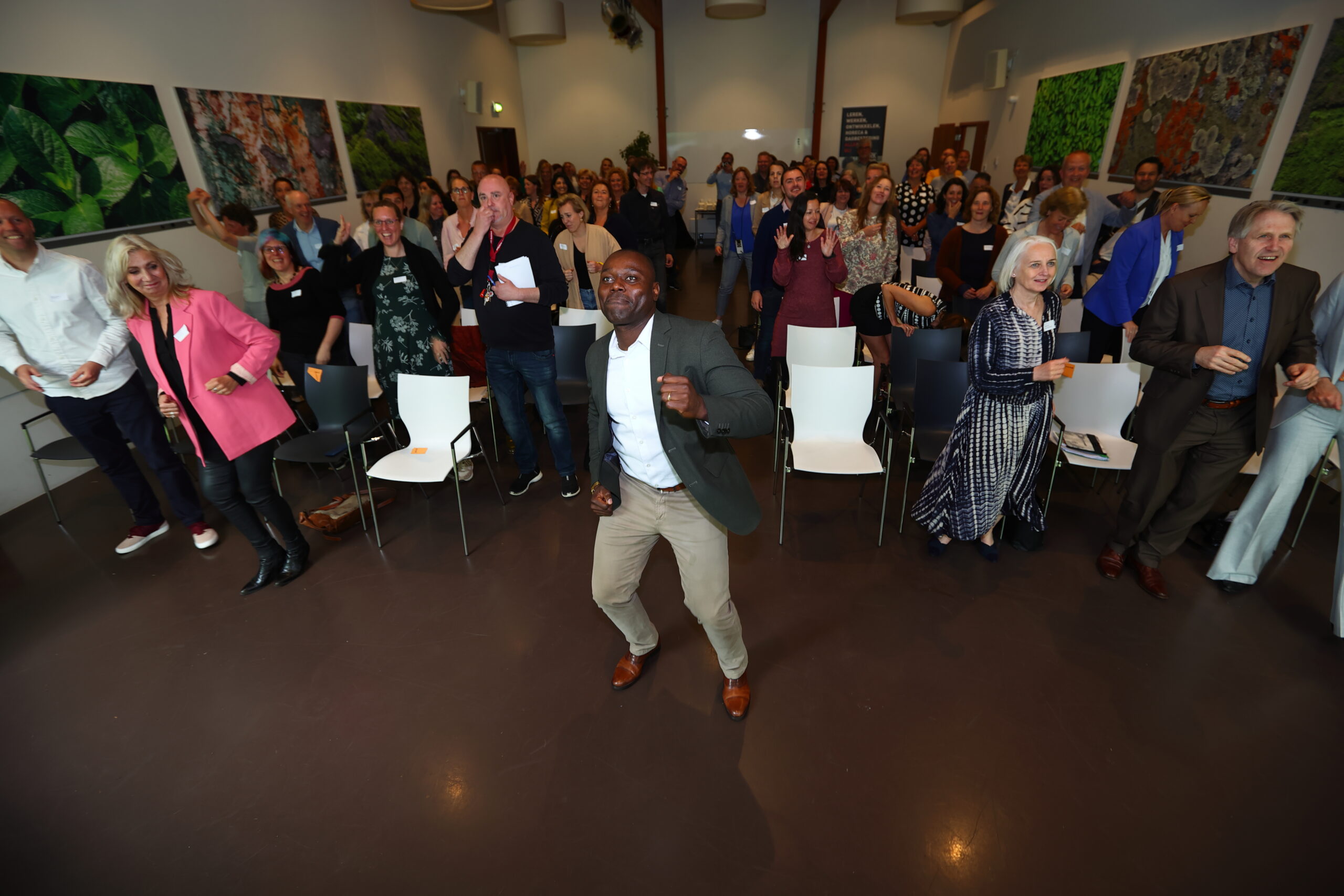 Andy Oppong begeleidt een interactieve workshop cultuursensitief werken en inclusie met professionals uit onderwijs en zorg.